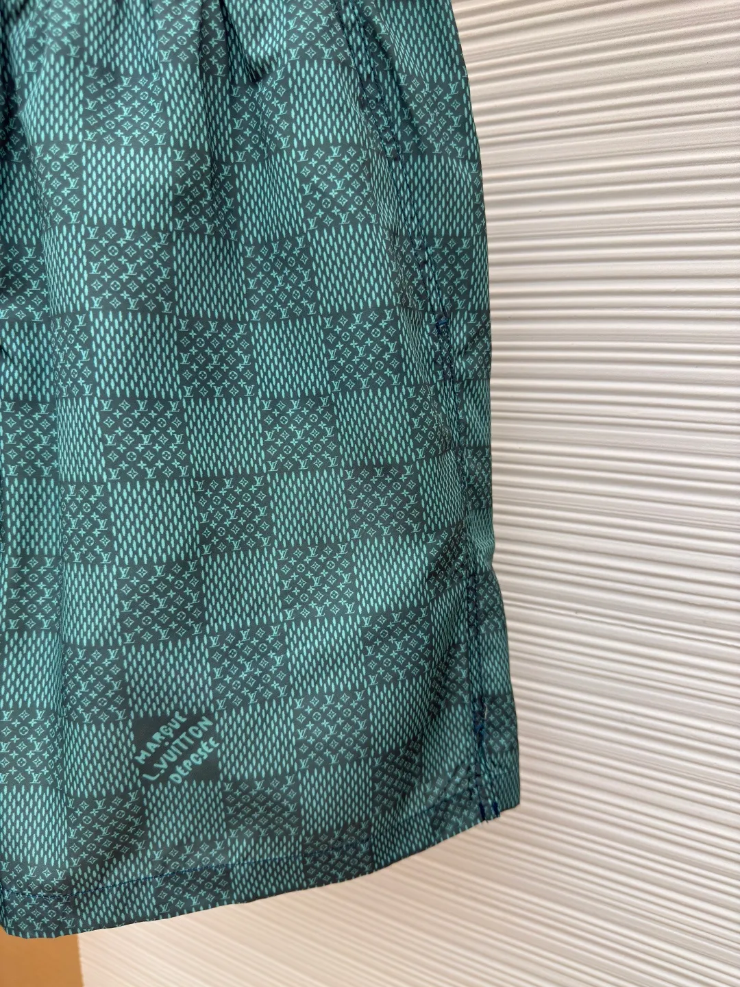 LOUIS VUITTON Printed Beach Pants Chess ●Authentic: Purchased and developed at 6950 ●Item No.: 1680015-A65 ●Fabric: nylon fabric ●Technology: Printing ●Version: Fitted version ●Weight: about 168 grams ●Size: The L.Vuitton déposé logo is integrated into the checkered pattern and can be paired with a matching T-shirt or for a casual look. It features a standard fit, all-over Damier Monogram print, drawstring elastic waist and side pockets. Cut and sew the flower position to restore the pattern effect. The overall wiring is straight and delicate, the fabric is comfortable and soft, and the color is consistent without color difference. It can be matched with the same style to create a fashionable look and control various occasions. Customized accessories, complete with three standards, same style for men and women!